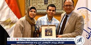 رئيس جامعة حلوان يكرم الطالب عبد الله أشرف - نايل 360