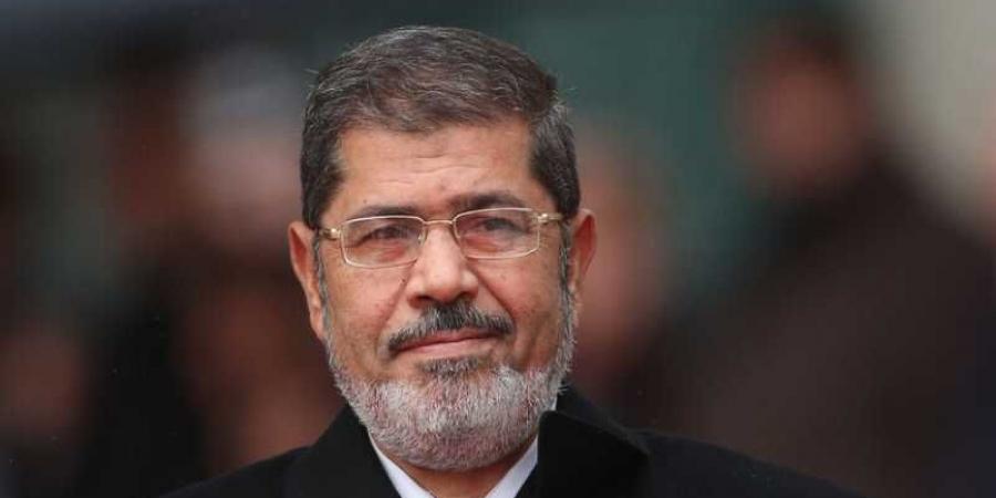 كبير الأطباء الشرعيين الأسبق في مصر يفجر مفاجأة: هذه أسباب وفاة الرئيس محمد مرسي داخل المحكمة - نايل 360